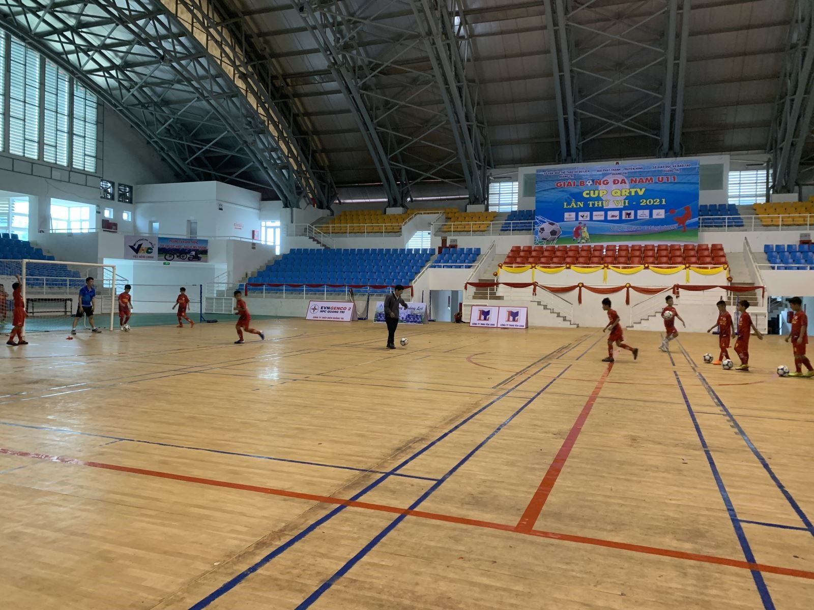 Các đội bóng có mặt tại Nhà thi đấu đa năng tỉnh Quảng Trị để làm quen sân