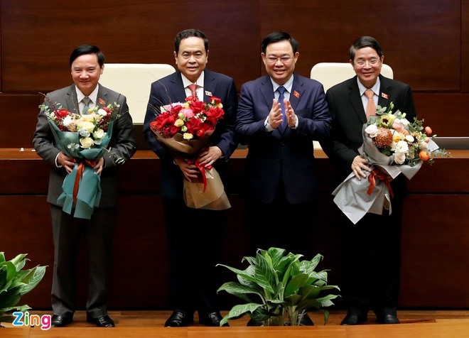 Chủ tịch Quốc hội Vương Đình Huệ tặng hoa chúc mừng 3 phó chủ tịch Quốc hội mới. Ảnh: Hải Quân.
