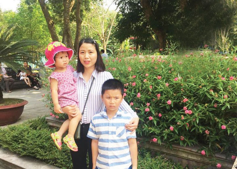 Chị Lê Thị Thủy và các con trong một lần lên Đoàn Kinh tế-Quốc phòng -Ảnh: MẠNH HÙNG​