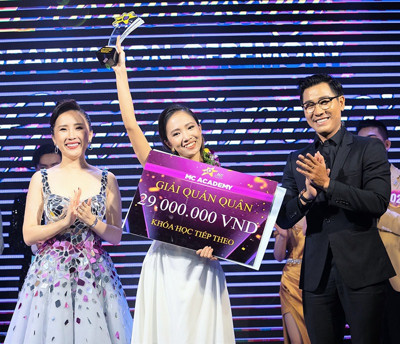 Khánh Linh nhận giải quán quân kỳ thi tốt nghiệp MCA Sincere Star lần thứ 4 do Học viện MC Academy tổ chức - Ảnh: NVCC​