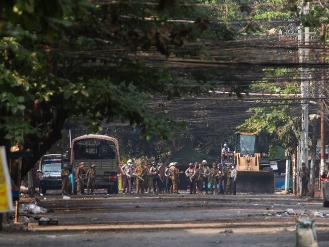 Hàng rào an ninh của phe quân đội Myanmar bao quanh TP Bago ngày 10-4. Ảnh: CNN