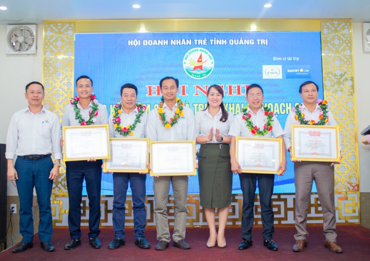 Trao bằng khen của Hội Doanh nhân trẻ Việt Nam cho các hội viên có thành tích xuất sắc trong công tác hội và phong trào Doanh nhân trẻ năm 2020 - Ảnh: K.S
