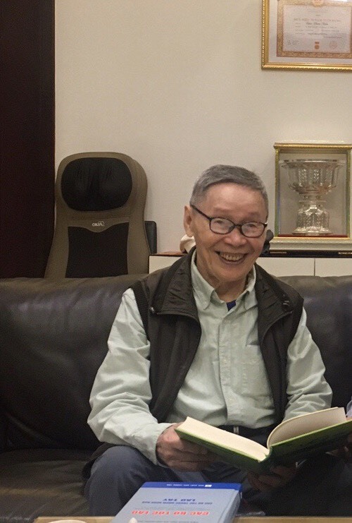 Tác giả Đào Văn Tiến cựu chuyên gia quân sự tuy tuổi đã ngoài 90 tuổi nhưng luôn tái hiện những ký ức một thời sát cánh bên các bạn Lào trong cả hai cuộc kháng chiến chống Pháp và kháng chiến chống Mỹ