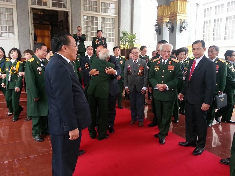 Tác giả Đào Văn Tiến (thứ 3 phải qua) trong một lần trở lại chiến trường xưa, thăm ông Bounhang Volachit nguyên Tổng bí thư, Chủ tịch nước vào tháng 12/2017.