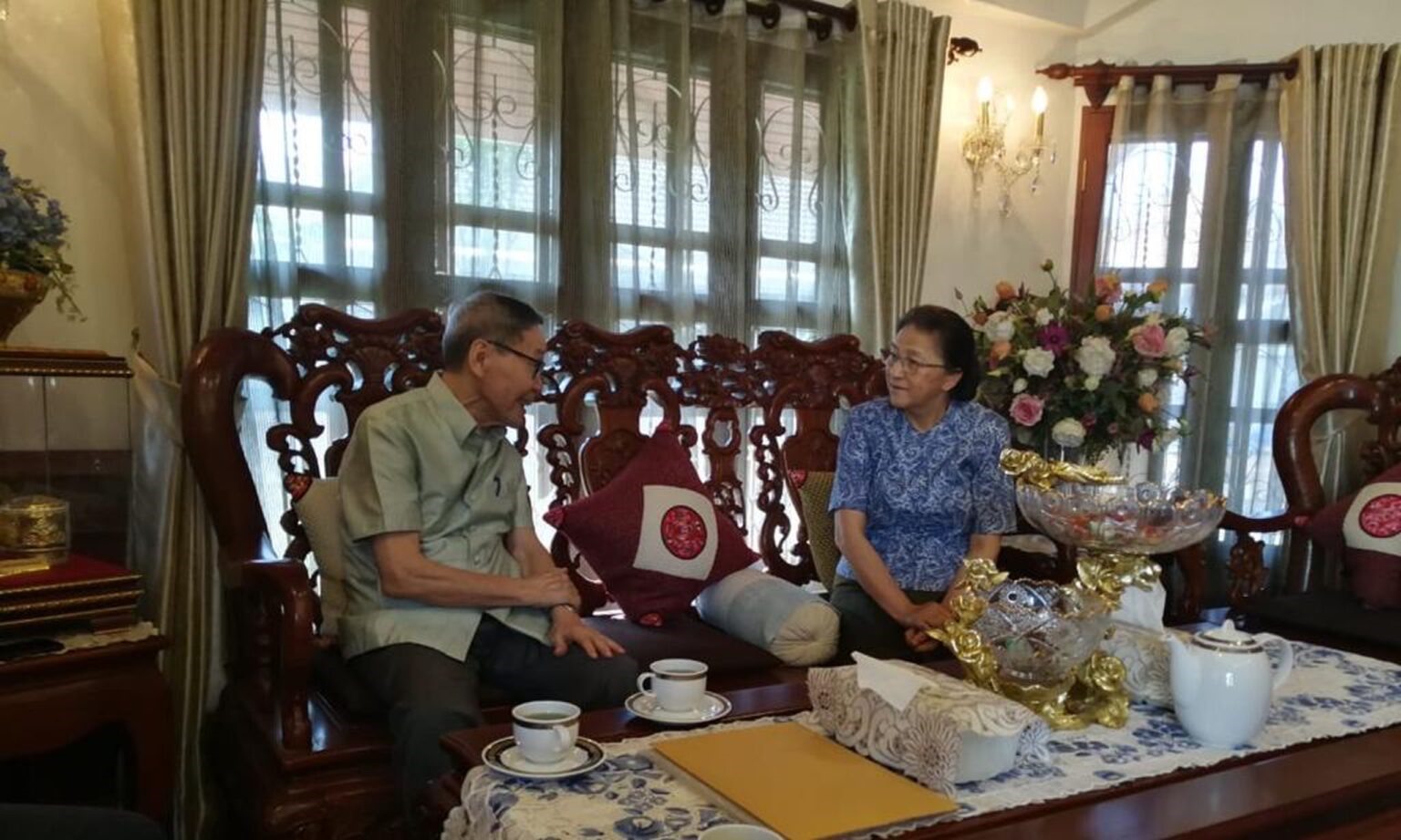 Tác giả Đào Văn Tiến (thứ 3 phải qua) trong một lần trở lại chiến trường xưa, thăm ông Bounhang Volachit nguyên Tổng bí thư, Chủ tịch nước vào tháng 12/2017.