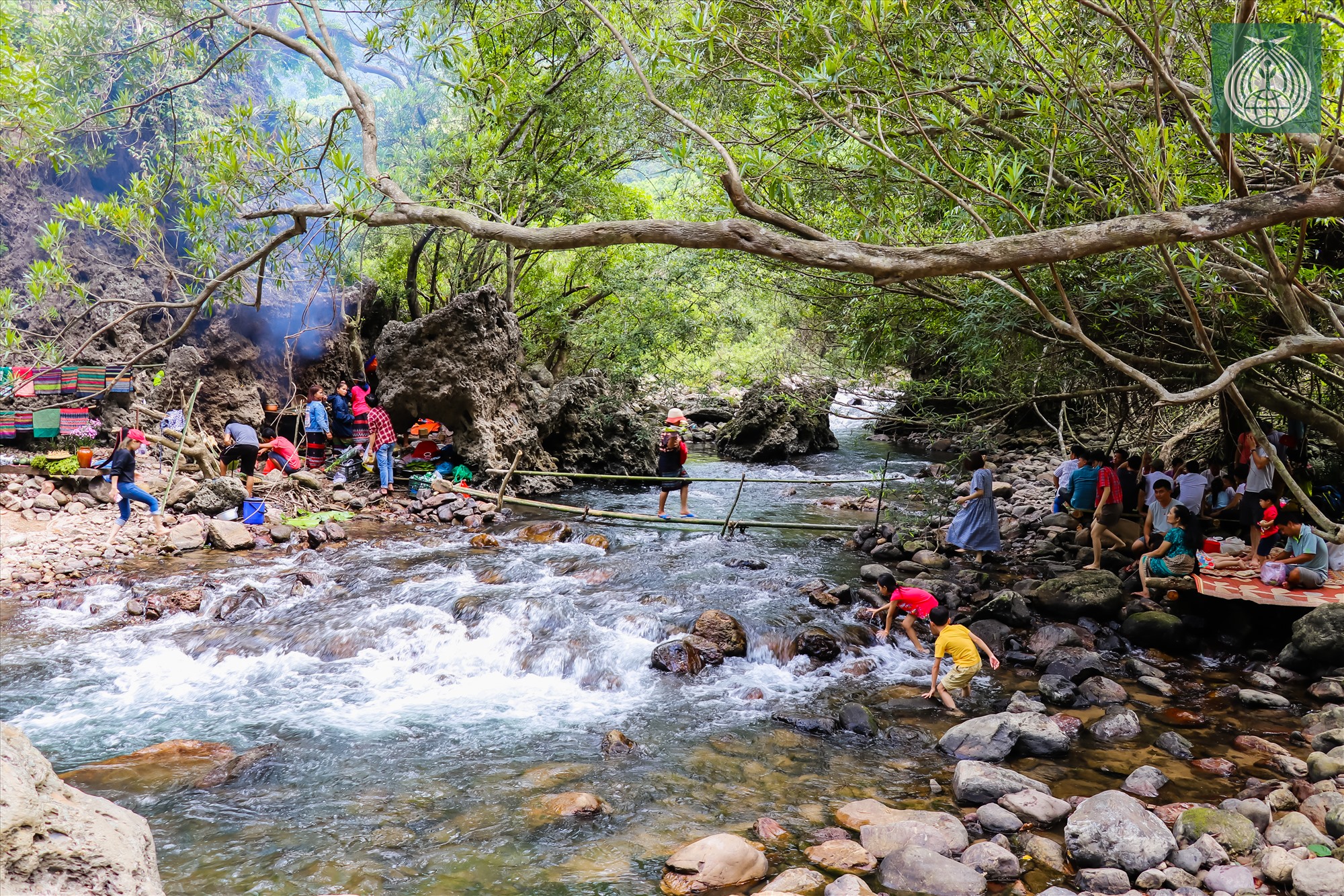 Chỉ với 199k, du khách sẽ được trải nghiệm, khám phá lòng suối Tà Lao với chiều dài dần 3km.