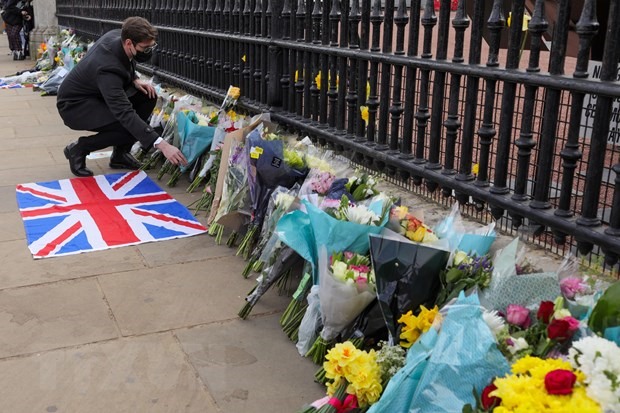 Đặt hoa tưởng nhớ Hoàng tế Philip bên ngoài Cung điện Buckingham ở London, Anh, ngày 9/4/2021. (Ảnh: THX/TTXVN)