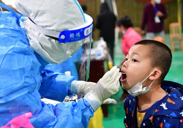 Nhân viên y tế lấy mẫu xét nghiệm COVID-19 tại tỉnh Vân Nam, Trung Quốc. (Ảnh: THX/TTXVN)