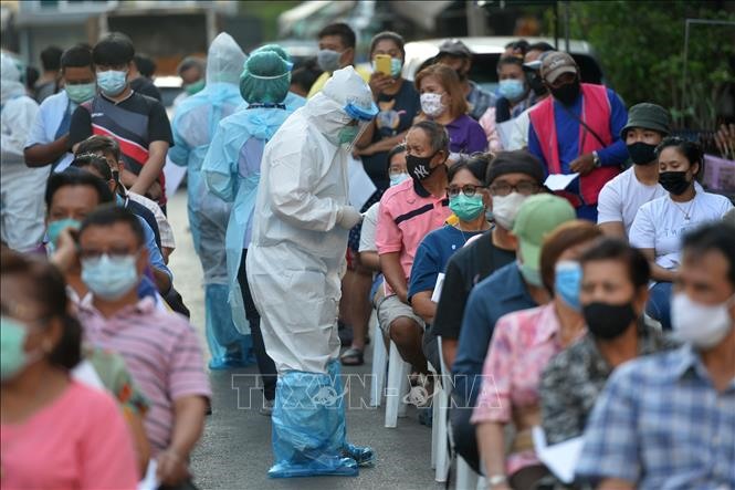 Người dân xếp hàng chờ xét nghiệm COVID-19 tại tỉnh Samut Sakhon, Thái Lan. Ảnh: THX/TTXVN