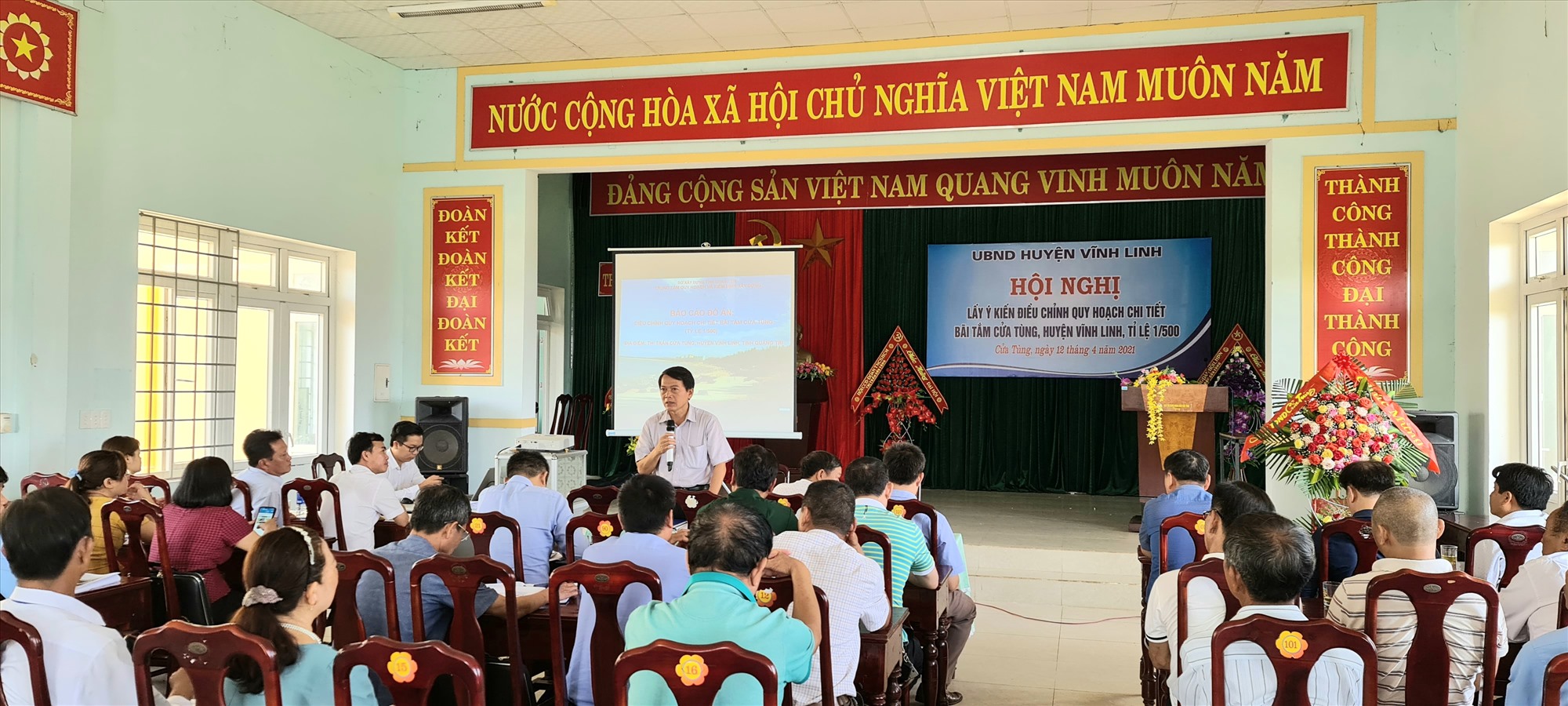 Lãnh đạo huyện Vĩnh Linh tiếp thu ý kiến của các hộ kinh doanh dịch vụ tại Bãi tắm Cửa Tùng- Ảnh: Nguyên Đồng