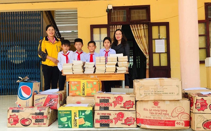 Cô giáo Nguyễn Thị Hải Yến luôn dành sự quan tâm, giúp đỡ cho học sinh - Ảnh: L.T​