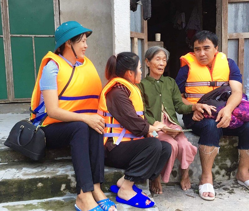 Cô giáo Nguyễn Thị Hải Yến (người đội mũ) khâu nối để nghệ sĩ Quyền Linh hỗ trợ những hoàn cảnh khó khăn trên địa bàn huyện Hải Lăng - Ảnh: NVCC​