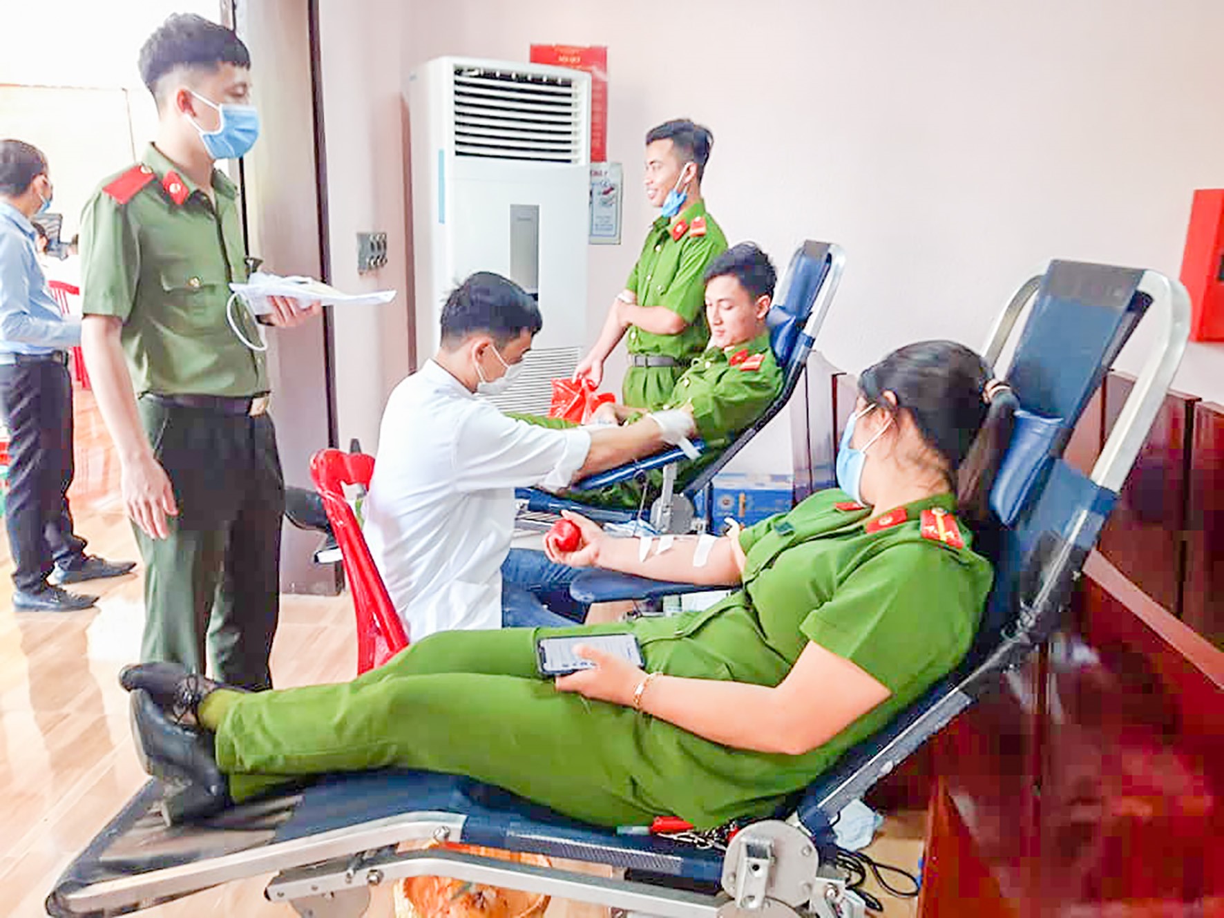 Cán bộ chiến sĩ Công an huyện Đakrông tham gia hiến máu tình nguyện- Ảnh: Thu Hạ