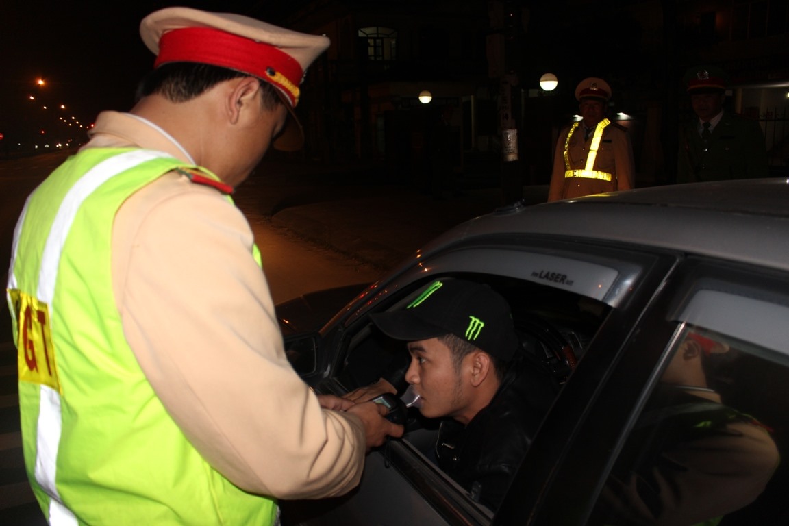 Lực lượng CSGT Công an tỉnh, kiểm tra, xử lỹ vi phạm nồng độ cồn trên Quốc lộ 1 - Ảnh: Lê Minh