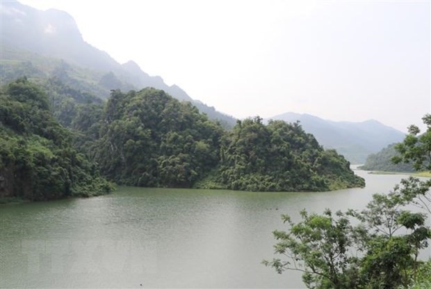 Du khách sẽ đi xuồng ngược sông Nậm Mức để đến hang động Hắt Chuông (tỉnh Điện Biên). (Ảnh: Xuân Tiến/TTXVN)