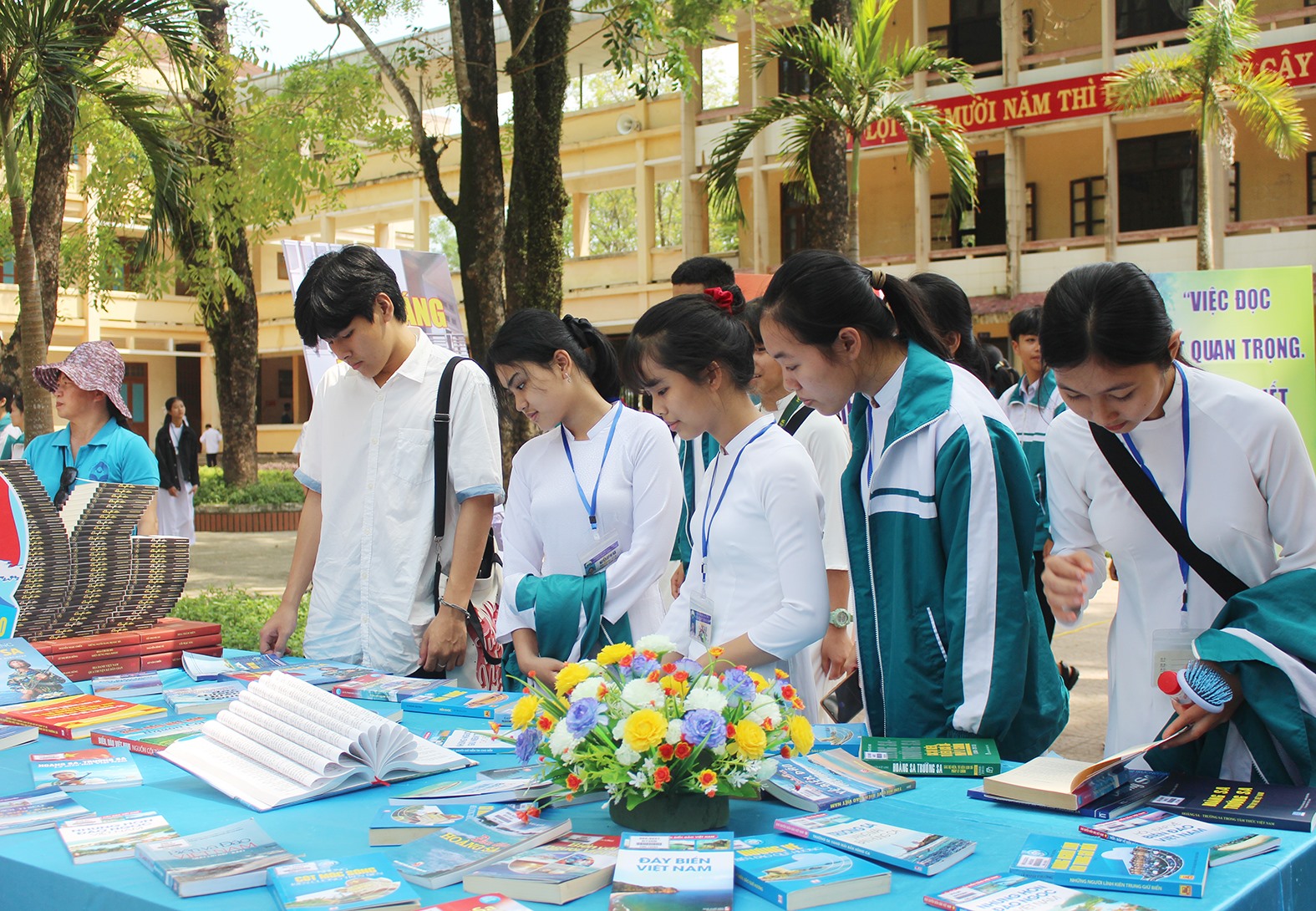 Học sinh Trường THPT Vĩnh Linh tham gia Ngày Sách Việt Nam - Ảnh: Tú Linh