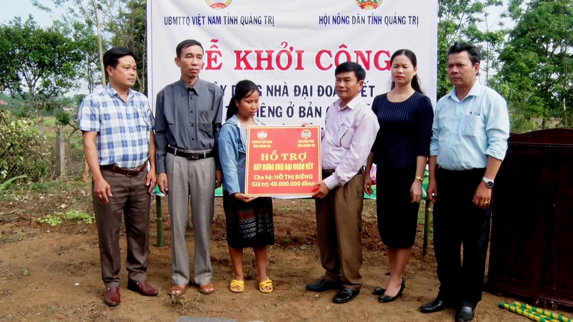 Hỗ trợ 40 triệu đồng xây dựng nhà cho gia đình bà Hồ THị Biêng