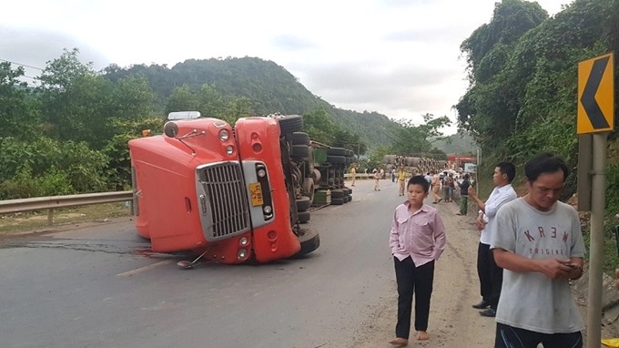 Vụ tai nạn giao thông xảy ra trên QL9 đi đi qua địa bàn tỉnh Quảng Trị. (Ảnh: Báo Thanh Niên)