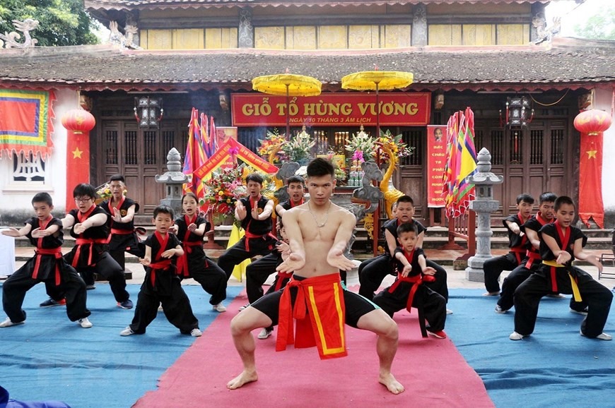 Biểu diễn võ thuật cổ truyền Nhất Nam, thể hiện tinh thần thượng võ bảo vệ non sông đất nước, tại lễ giỗ Tổ Hùng Vương ở Nghệ An. (Ảnh: Bích Huệ/TTXVN)