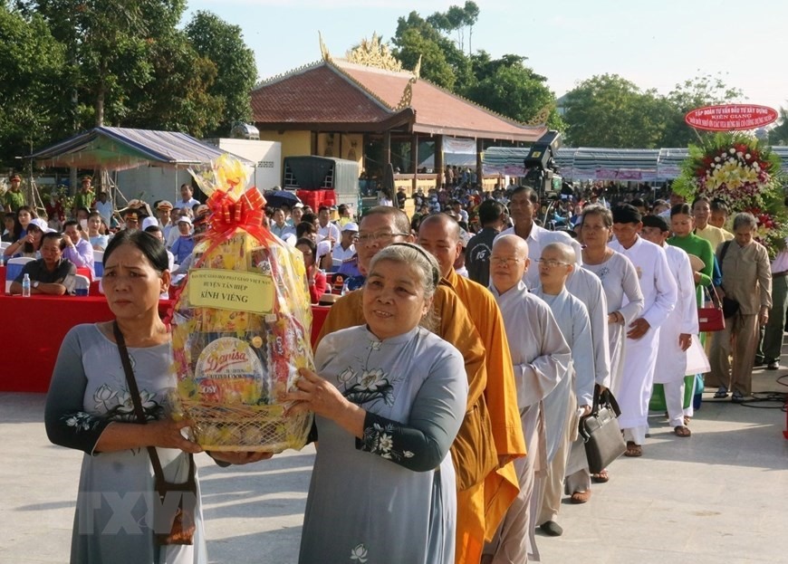 Các đoàn đại biểu dâng lễ vật tưởng nhớ công ơn Quốc tổ Hùng Vương trong ngày giỗ Tổ Hùng Vương ở Kiên Giang. (Ảnh: Lê Huy Hải/TTXVN)