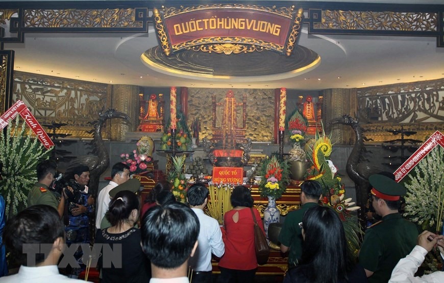 Người dân Thành phố Hồ Chí Minh dâng hương tưởng nhớ công ơn Quốc Tổ Hùng Vương nhân dịp Tết Nguyên đán Bính Thân năm 2016, tại Khu tưởng niệm các Vua Hùng. (Ảnh: Thanh Vũ/TTXVN)