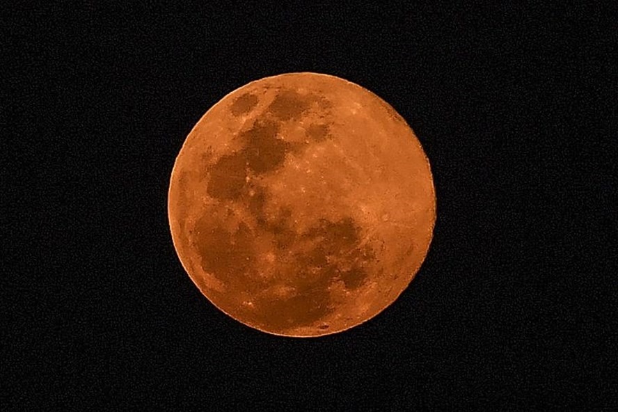 Siêu trăng hồng trên bầu trời ở San Salvador. Ảnh: AFP.