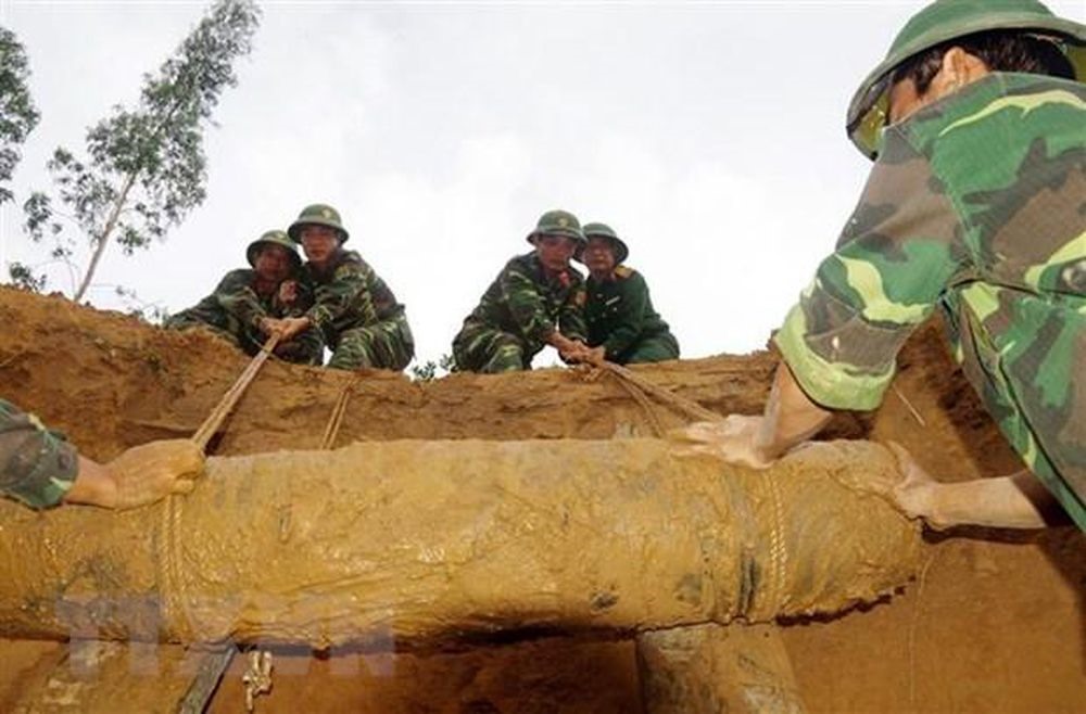 Bằng nguồn lực trong nước cùng sự hỗ trợ của cộng đồng quốc tế, mỗi năm Việt Nam rà phá được từ 40.000-50.000ha ở các khu vực ô nhiễm bom, mìn. (Ảnh: Thế Lập/TTXVN)
