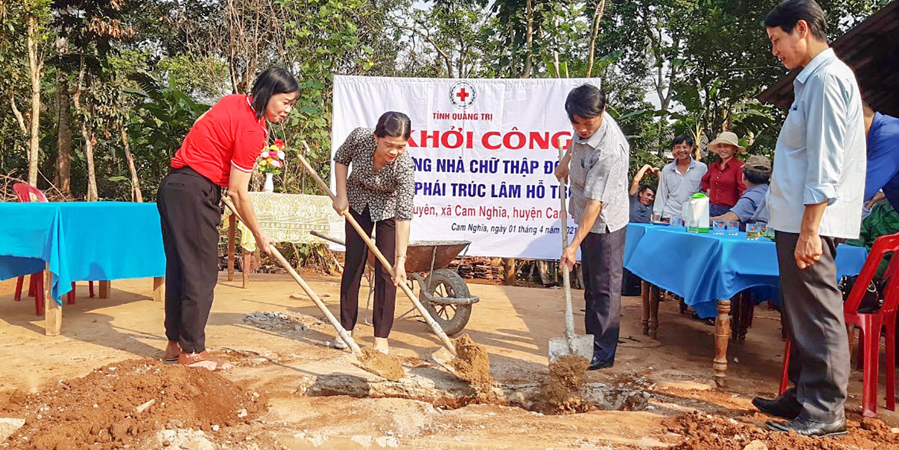 Khởi công xây dựng nhà Chữ thập đỏ cho bà Võ Thị Duyên ở thôn Thượng Nghĩa, xã Cam Nghĩa, huyện Cam Lộ - Ảnh: Lê Trường