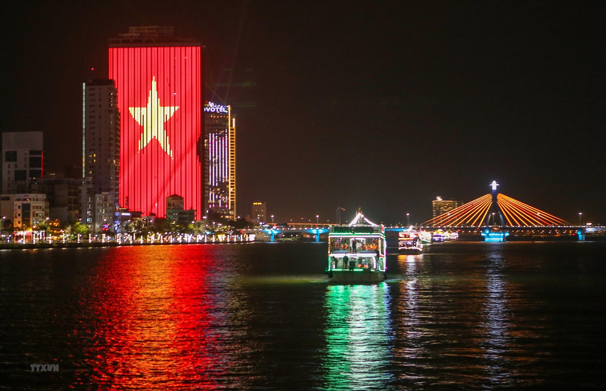 Thành phố Đà Nẵng về đêm lung linh với những du thuyền trên sông Hàn. (Ảnh: Trần Lê Lâm/TTXVN)