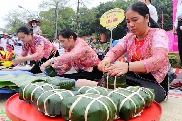 Đội thi huyện Tân Sơn trong phần thi gói, nấu bánh chưng. (Ảnh: Trung Kiên/TTXVN)