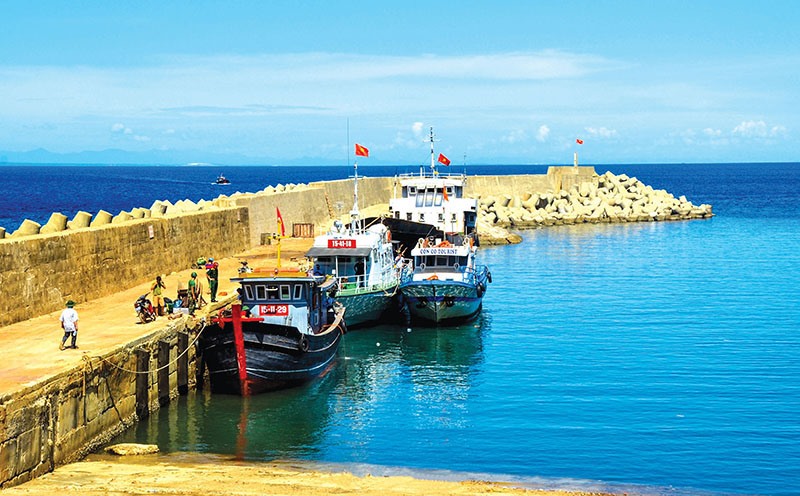 Cơ sở hạ tầng của đảo Cồn Cỏ ngày càng được đầu tư đồng bộ để phục vụ khách du lịch - Ảnh: T.T​