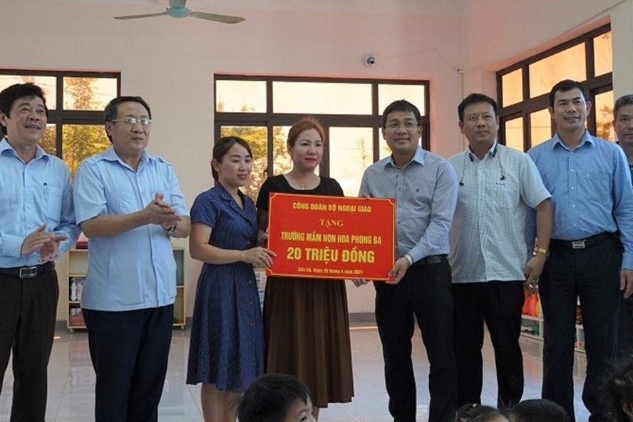 Đoàn công tác của Bộ Ngoại giao tặng quà cho giáo viên, học sinh tại Trường Mầm non Hoa Phong Ba. Ảnh: TN