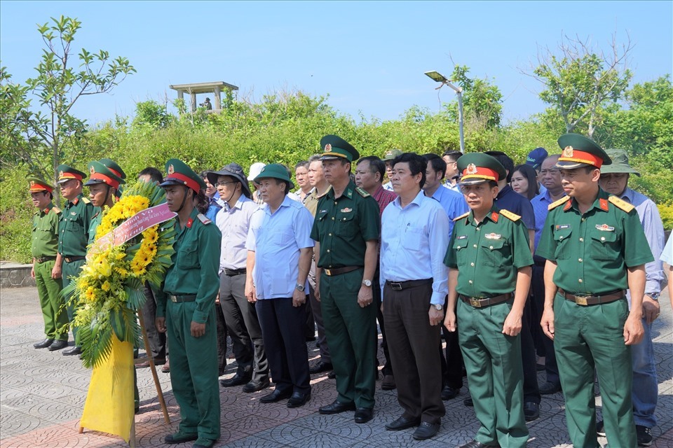 Đoàn công tác Bộ Ngoại giao dâng hương, dâng hoa tại Đài tưởng niệm các anh hùng liệt sĩ đảo Cồn Cỏ. Ảnh: TN
