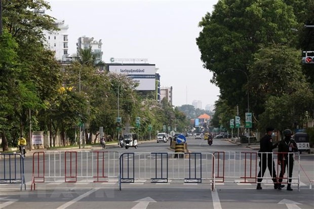 Cảnh sát dựng chốt chặn tại một tuyến đường dẫn vào thủ đô Phnom Penh, Campuchia trong bối cảnh lệnh phong tỏa được áp dụng nhằm ngăn sự lây lan của dịch COVID-19, ngày 15/4/2021. (Nguồn: THX/TTXVN)