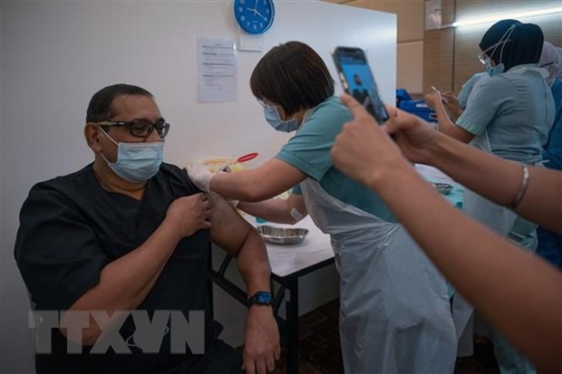 Tiêm chủng vaccine ngừa COVID-19 cho nhân viên y tế tại Subang Jaya, Malaysia ngày 11/3/2021. (Nguồn: AFP/TTXVN)