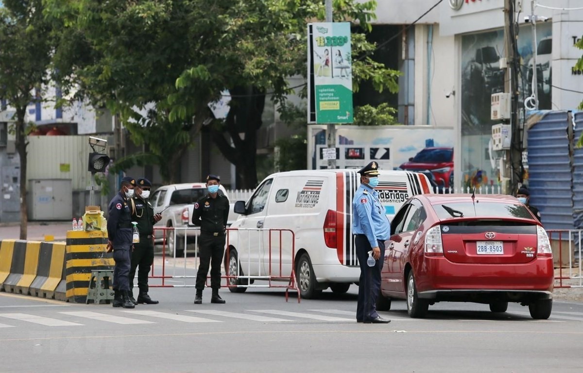 Lực lượng chức năng Campuchia tăng cường thực hiện nghiêm lệnh phong tỏa tại đường Mao Stse Toung, thủ đô Phnom Penh. (Ảnh: Vũ Hùng/TTXVN)