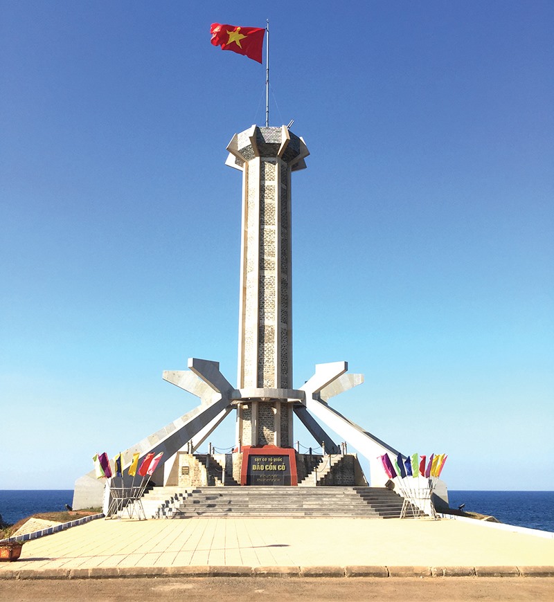 Cột cờ Tổ quốc trên đảo Cồn Cỏ -Ảnh: Đ.T.T​
