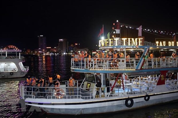 Du khách đi tham quan các điểm du lịch tại Đà Nẵng bằng đường thủy trong dịp Tết Dương lịch 2021. (Ảnh: Trần Lê Lâm/TTXVN)