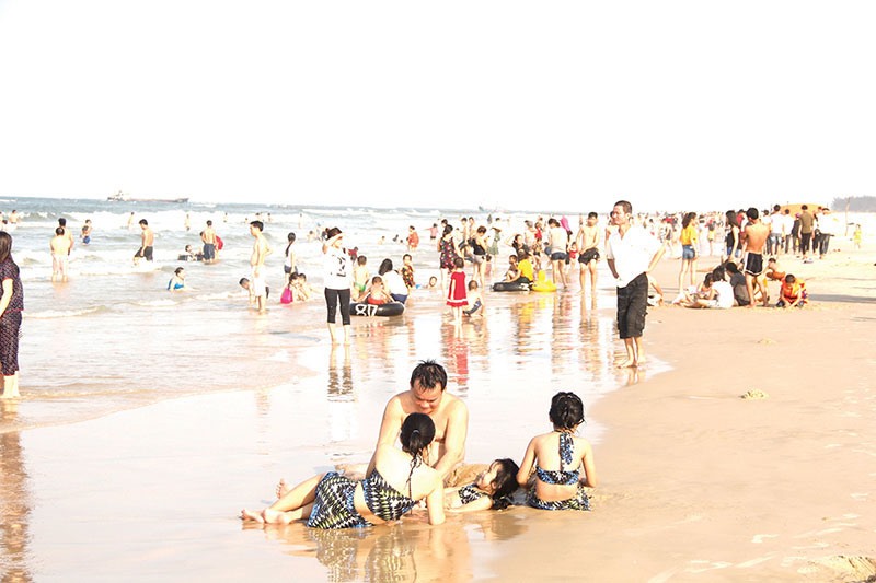 Bãi tắm Cửa Việt thu hút khách du lịch - Ảnh: L.T​
