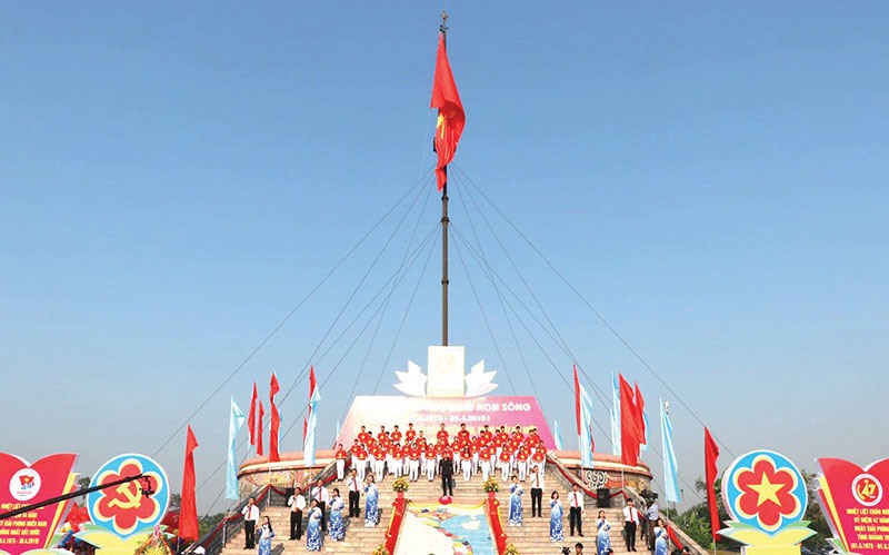 Lễ thượng cờ tại Di tích quốc gia đặc biệt Đôi bờ Hiền Lương-Bến Hải - Ảnh: L.N​
