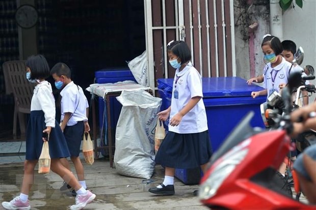 Học sinh đeo khẩu trang phòng lây nhiễm COVID-19 tại Bangkok, Thái Lan, ngày 8/4/2021. (Ảnh: THX/TTXVN)