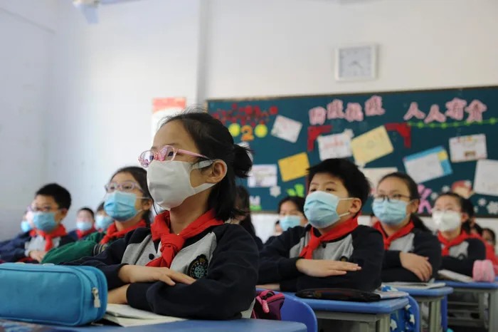 Mẫu bọc vở, cặp sách, nhiều đồ dùng học sinh tại Trung Quốc đều chứa hóa chất gây độc hại. Ảnh: Chinanews.