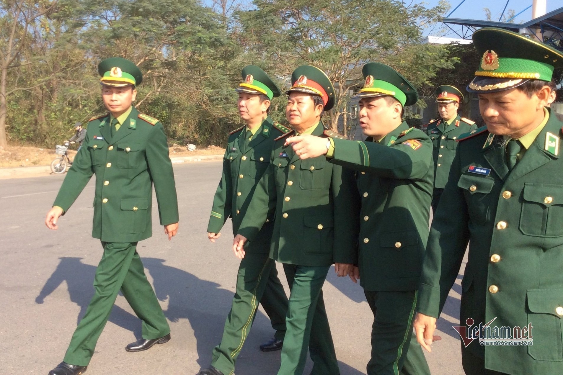 Thiếu tướng Hoàng Hữu Chiến (khi đó mang quân hàm Đại tá, người ngoài cùng bên trái) tháp tùng lãnh đạo Bộ Quốc phòng tới kiểm tra toàn diện tại BĐBP Quảng Trị năm 2015