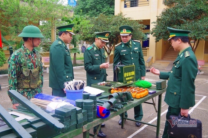 Thiếu tướng Hoàng Hữu Chiến (giữa) kiểm tra mô hình sáng kiến, cải tiến phục vụ công tác huấn luyện, sẵn sàng chiến đấu trong lực lượng Biên phòng