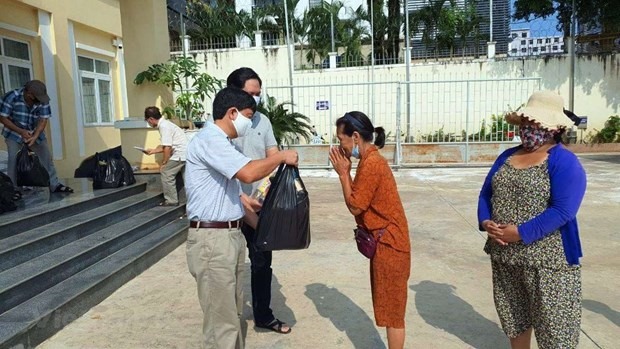 Tổng lãnh sự quán Việt Nam tại tỉnh Preah Sihanouk trao phần quà cho bà con. (Ảnh: Trần Long/Vietnam+)