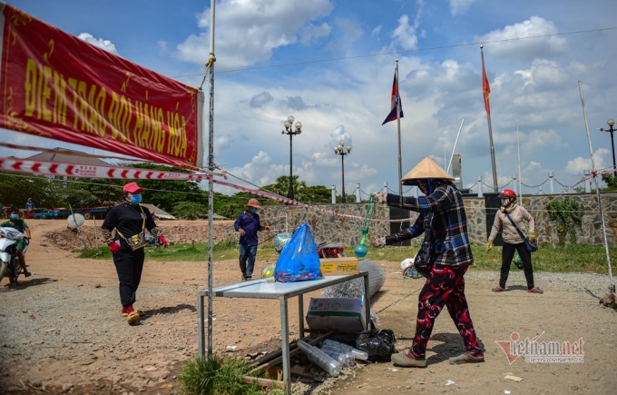 Theo Cục Hải quan Đồng tháp, Campuchia tạm dừng giải quyết cho người Việt Nam nhập cảnh từ ngày 1/4. Việt Nam cũng áp dụng biện pháp tương tự. Tất cả đường mòn, lối mở được kiểm soát chặt chẽ. Hiện tại, các cửa khẩu đều rất vắng, hàng hóa vẫn được lưu thông bình thường số  lượng  đã  hạn chế rất nhiều.