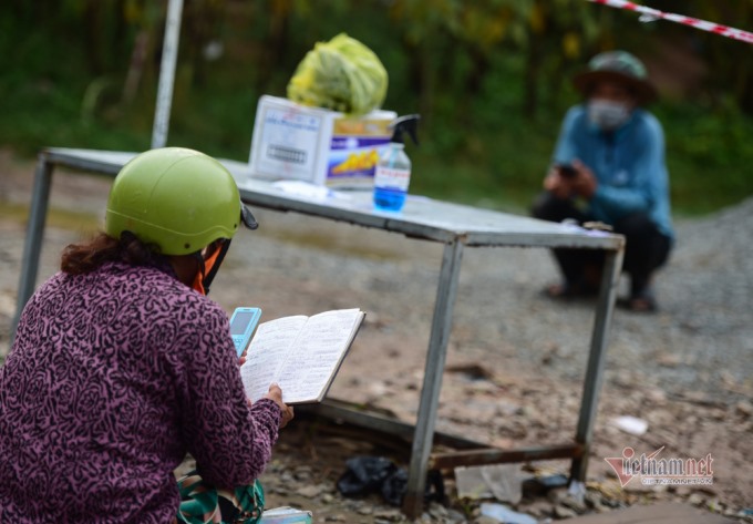 Vì sống ở  vùng biên giới nên nhiều người Việt Nam và Campuchia có thể nói chuyện với nhau bằng 2 thứ tiếng.