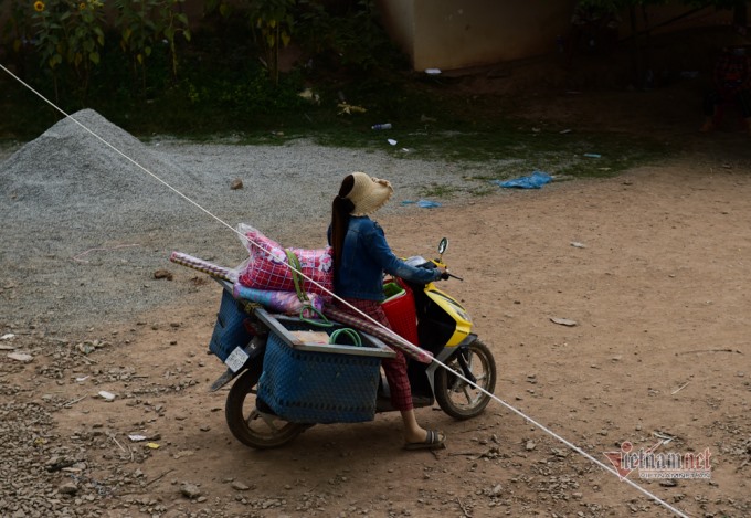 Người dân Campuchia dùng xe máy để vận chuyển đồ về.