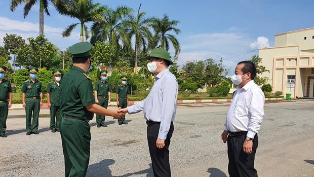 Bộ trưởng Bộ Y tế Nguyễn Thanh Long đi kiểm tra công tác phòng, chống COVID-19 tại Kiên Giang. (Ảnh: PV/Vietnam+)