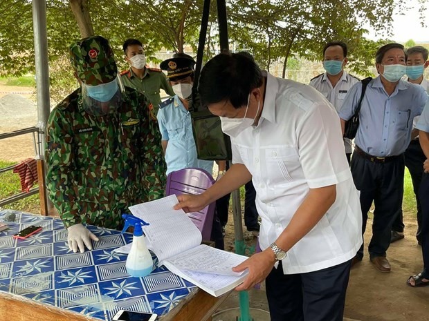 Thứ trưởng Bộ Y tế Đỗ Xuân Tuyên kiểm tra công tác phòng chống dịch tại các tỉnh miền Nam. (Ảnh: PV/Vietnam+)